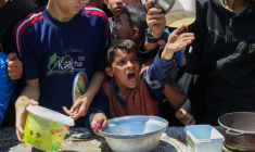 Distribution de nourriture dans le camp de réfugiés de Nousseirat, dans le centre de la bande de Gaza, le 5 mai 2025 ( AFP / Eyad BABA )