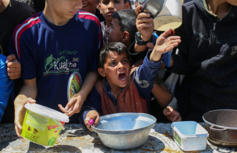 Distribution de nourriture dans le camp de réfugiés de Nousseirat, dans le centre de la bande de Gaza, le 5 mai 2025 ( AFP / Eyad BABA )