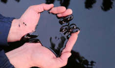 Un homme prend du pétrol dans ses mains