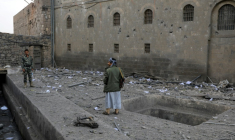 Des dégâts autour du bâtiment du Musée national de Sanaa, à la suite d'une frappe aérienne israélienne la veille, le 11 septembre 2025 au Yémen ( AFP / Mohammed HUWAIS )