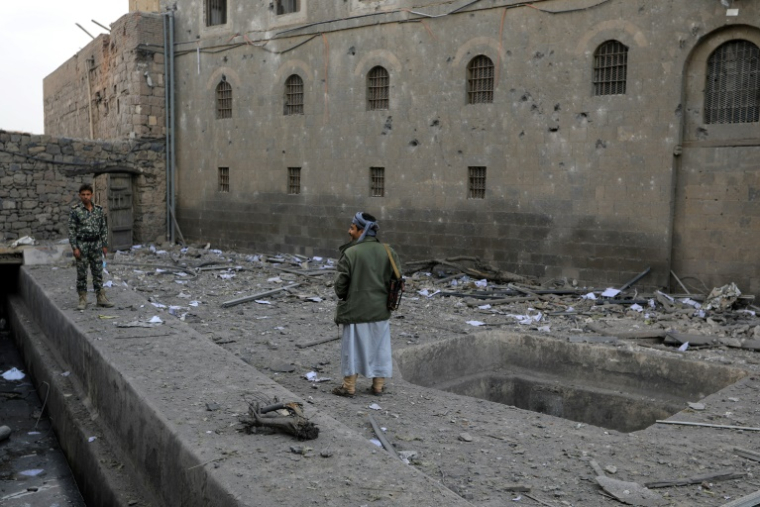 Des dégâts autour du bâtiment du Musée national de Sanaa, à la suite d'une frappe aérienne israélienne la veille, le 11 septembre 2025 au Yémen ( AFP / Mohammed HUWAIS )