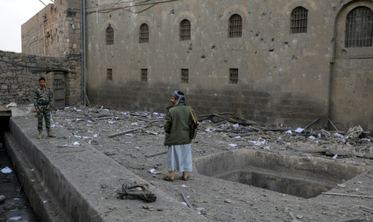 Des dégâts autour du bâtiment du Musée national de Sanaa, à la suite d'une frappe aérienne israélienne la veille, le 11 septembre 2025 au Yémen ( AFP / Mohammed HUWAIS )
