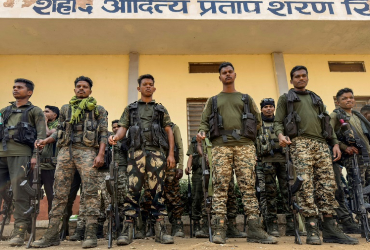 Des paramilitaires des Gardes de la réserve de district (DRG), lors d'un entraînement à leur base de Dantewada, dans le district de Bastar de l'Etat de Chhattisgahr, le 16 mars 2025 dans le centre de l'Inde ( AFP / Jalees ANDRABI )