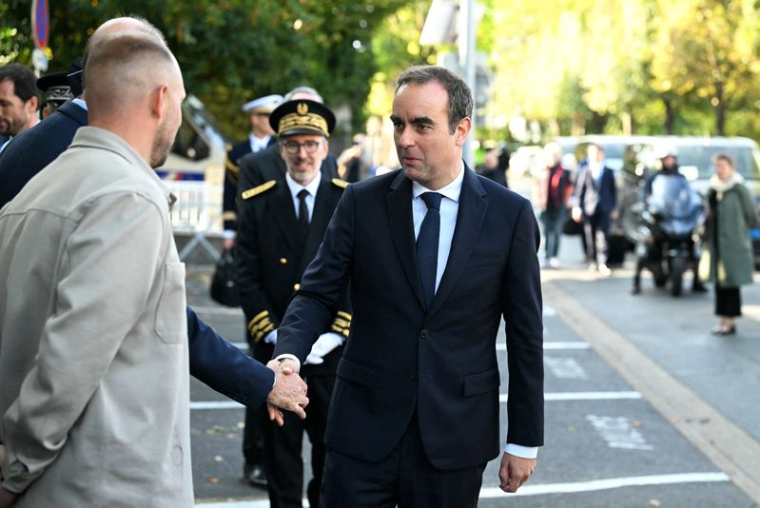 Le Premier ministre français, M. Lecornu, rend visite aux fonctionnaires du commissariat de la police nationale de L'Hay-les-Roses