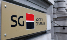 Logo de la Société Générale devant un bâtiment bancaire à Paris