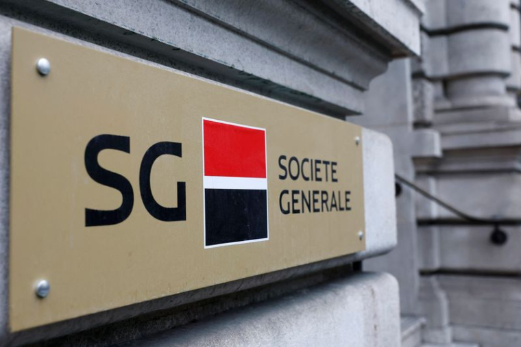 Logo de la Société Générale devant un bâtiment bancaire à Paris