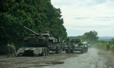 Des soldats ukrainiens se préparent à transporter un char russe capturé dans la région de Kharkiv, en Ukraine