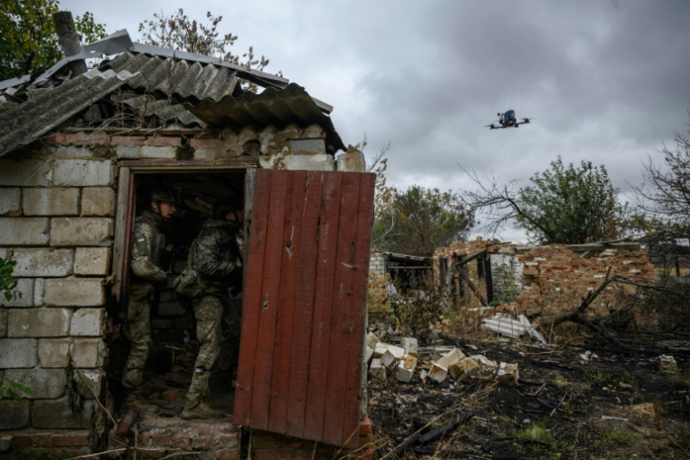 Mykola Lebedev et d'autres jeunes recrues de l'armée ukrainienne à l'entraînement lors d'une simulation d'attaque de drone, le 11 octobre 2025, en Ukraine ( AFP / Ed JONES )