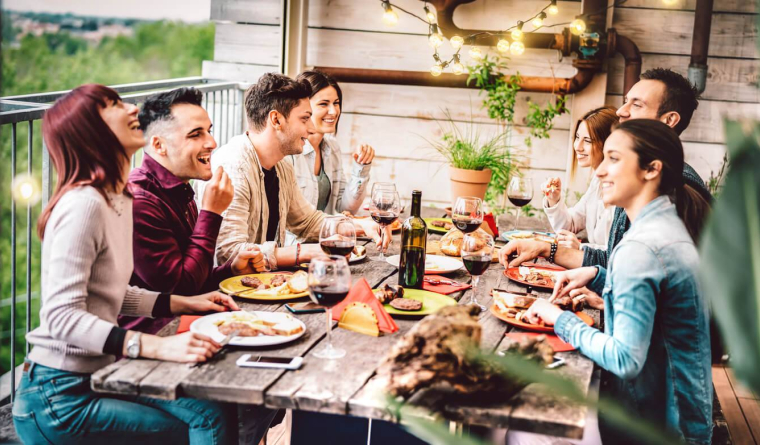 Investir entre amis dans une résidence secondaire : bonne idée ou faux bon plan ? / iStock.com - ViewApart