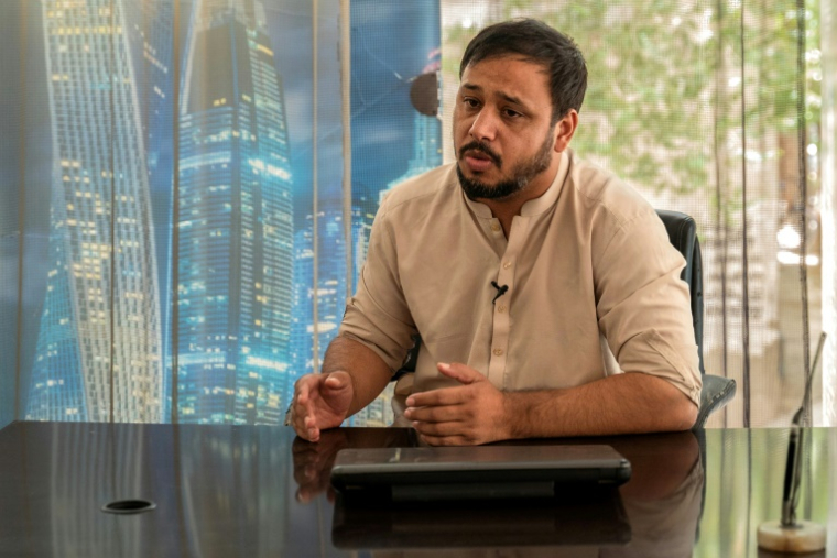 Nabiullah Quraishi, agent immobilier à Kaboul, photographié dans son bureau de la capitale afghane, le 28 juillet 2025 ( AFP / Wakil KOHSAR )