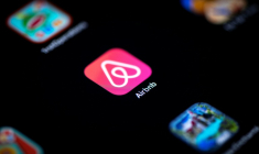 Une plainte pour complicité et recel aggravé de crimes de guerre vise les plateformes Airbnb et Booking.com, accusées par La Ligue des droits de l'Homme (LDH) de favoriser le "tourisme d'occupation" ( AFP / Lionel BONAVENTURE )