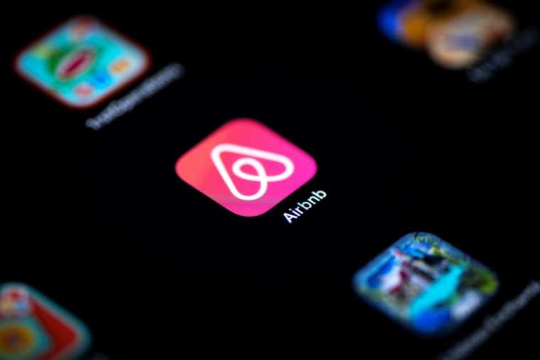 Une plainte pour complicité et recel aggravé de crimes de guerre vise les plateformes Airbnb et Booking.com, accusées par La Ligue des droits de l'Homme (LDH) de favoriser le "tourisme d'occupation" ( AFP / Lionel BONAVENTURE )