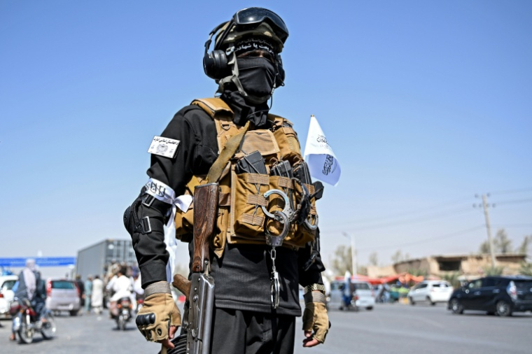 Un membre des forces de sécurité talibanes en faction lors des célébrations du cinquième anniversaire du retour des talibans au pouvoir, le 15 août 2026 à Kandahar  ( AFP / Sanaullah SEIAM )