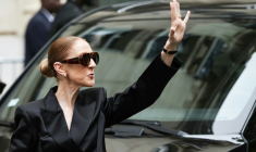 La chanteuse Céline Dion salue ses fans devant l'hôtel le Royal Monceau à Paris, le 3 septembre 2026, avant une série de concerts dans la capitale ( AFP / SIMON WOHLFAHRT )