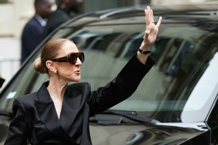 La chanteuse Céline Dion salue ses fans devant l'hôtel le Royal Monceau à Paris, le 3 septembre 2026, avant une série de concerts dans la capitale ( AFP / SIMON WOHLFAHRT )