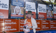 La députée australienne Helen Haines pose le 9 mai 2026 à Albury, en Australie  ( AFP / HILARY WARDHAUGH )