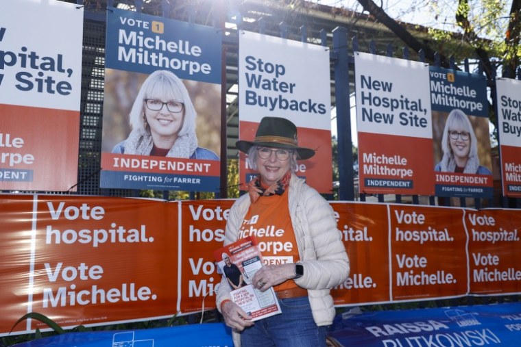 La députée australienne Helen Haines pose le 9 mai 2026 à Albury, en Australie  ( AFP / HILARY WARDHAUGH )
