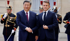Emmanuel Macron salue le président chinois Xi Jinping à l'Elysée lors de sa visite d'État officielle, Paris le 6 mai 2024.  ( AFP / LUDOVIC MARIN )