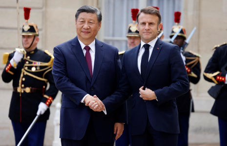 Emmanuel Macron salue le président chinois Xi Jinping à l'Elysée lors de sa visite d'État officielle, Paris le 6 mai 2024.  ( AFP / LUDOVIC MARIN )