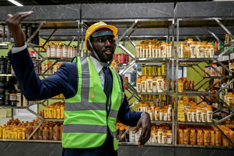 Fodé Yattabaré, PDG de Kaera, lors d'une interview dans l'usine de fabrication de cosmétiques,  dans la zone industrielle de Yopougon, en périphérie d'Abidjan, le 7 juillet 2026 en Côte d'Ivoire ( AFP / Issouf SANOGO )
