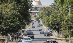 Des véhicules circulent sur une avenue menant à l'Assemblée nationale le 28 novembre 2025 à Bissau en Guinée-Bissau ( AFP / PATRICK MEINHARDT )