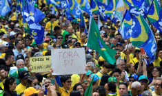 Des partisans de Flavio Bolsonaro, candidat du Parti libéral (PL) à la présidentielle, participent à un rassemblement à São Paulo, le 18 octobre 2026 au Brésil, avant le second tour de l'élection  ( AFP / Miguel SCHINCARIOL )