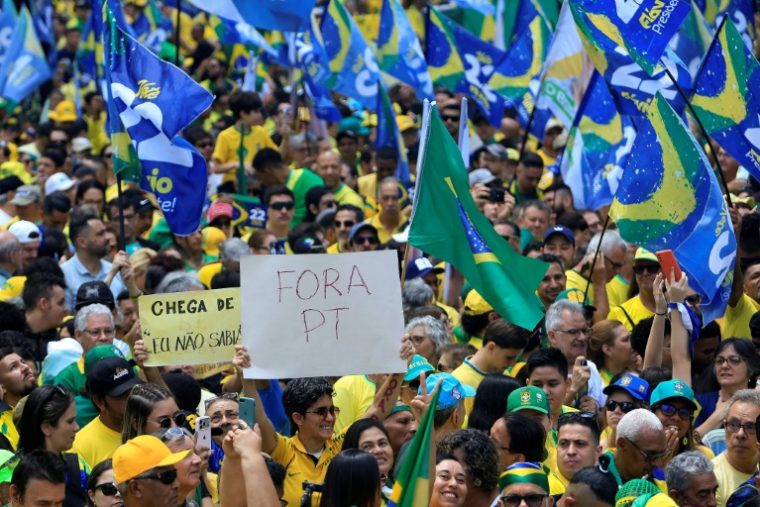 Des partisans de Flavio Bolsonaro, candidat du Parti libéral (PL) à la présidentielle, participent à un rassemblement à São Paulo, le 18 octobre 2026 au Brésil, avant le second tour de l'élection  ( AFP / Miguel SCHINCARIOL )
