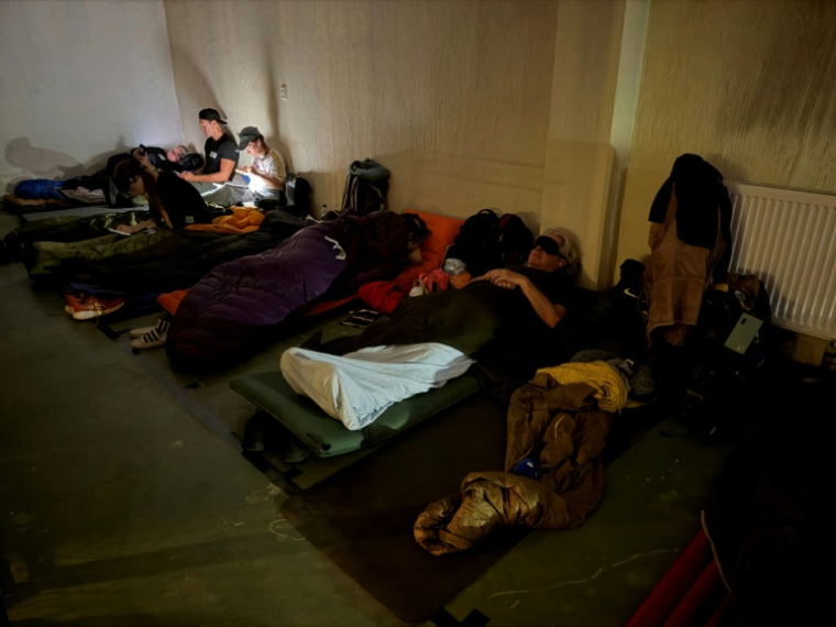 Des personnes passent la nuit dans un abri antiaérien lors d'un exercice à Grums, en Suède, le 25 septembre 2026 ( AFP / Jonathan KLEIN )