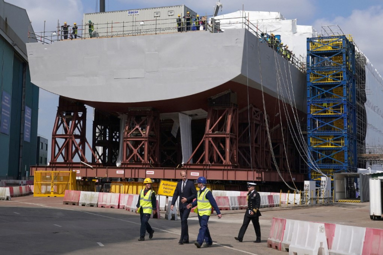 Le prince William visitant le chantier naval des frégates Type 26 à Glasgow, au Royaume-Uni, le 29 juin 2021. ( POOL / ANDREW MILLIGAN )