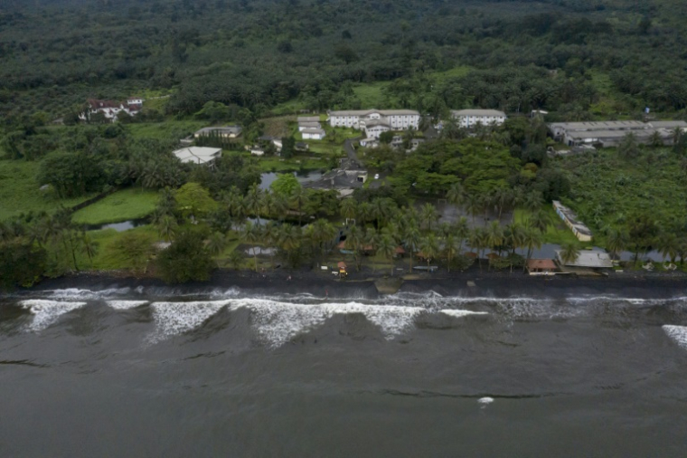 Vue aérienne de l'hôtel Seme Beach à Limbé, le 4 octobre 2025 au Cameroun ( AFP / Daniel BELOUMOU OLOMO )
