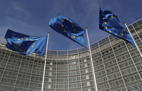 Des drapeaux de l'UE devant le siège de la Commission européenne