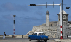 Un feu de circulation hors service en raison d'une panne de courant à La Havane, le 4 mars 2026 à Cuba ( AFP / YAMIL LAGE )