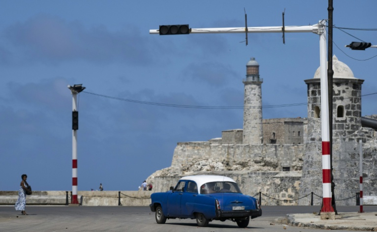 Un feu de circulation hors service en raison d'une panne de courant à La Havane, le 4 mars 2026 à Cuba ( AFP / YAMIL LAGE )