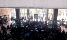 Des manifestants protestent dans le hall d'entrée de l'Université de technologie Khajeh Nasir Toosi à Téhéran