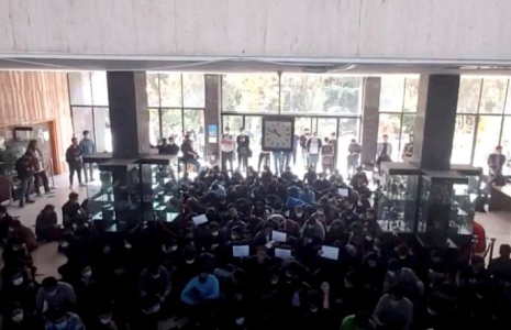 Des manifestants protestent dans le hall d'entrée de l'Université de technologie Khajeh Nasir Toosi à Téhéran