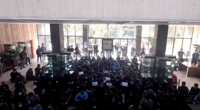 Des manifestants protestent dans le hall d'entrée de l'Université de technologie Khajeh Nasir Toosi à Téhéran