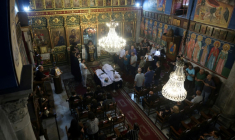 Des chrétiens palestiniens en deuil assistent à la cérémonie funéraire de deux des leurs tués après une frappe israélienne qui a touché l'église de la Sainte-Famille à Gaza-ville, le 17 juillet 2025 ( AFP / Omar AL-QATTAA )