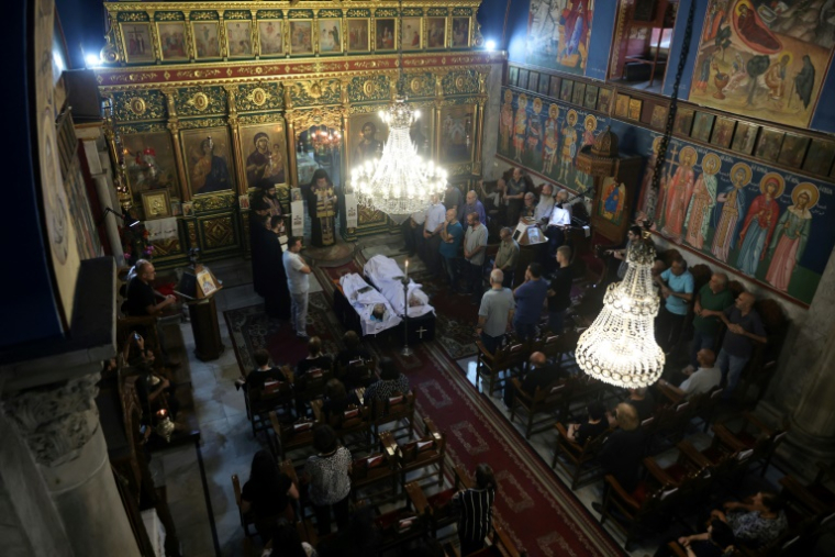 Des chrétiens palestiniens en deuil assistent à la cérémonie funéraire de deux des leurs tués après une frappe israélienne qui a touché l'église de la Sainte-Famille à Gaza-ville, le 17 juillet 2025 ( AFP / Omar AL-QATTAA )
