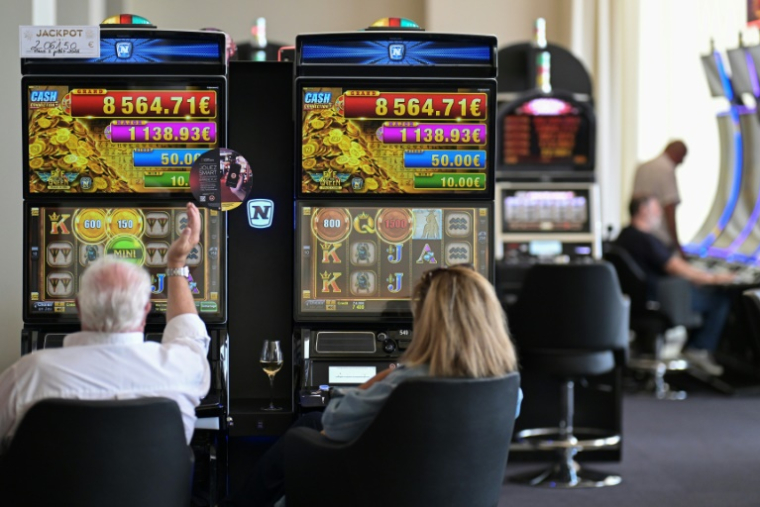 Des machines à sous le jour de la réouverture après la rénovation du casino Barrière à Dinard, le 20 juillet 2025 en Ille-et-Vilaine ( AFP / Damien MEYER )