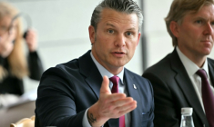 Le secrétaire américain à la Défense Pete Hegseth, le 6 juin à Colleville-sur-mer, dans le Calvados  ( AFP / LOU BENOIST )