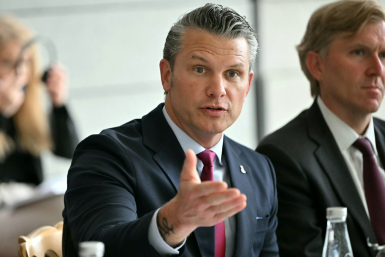 Le secrétaire américain à la Défense Pete Hegseth, le 6 juin à Colleville-sur-mer, dans le Calvados  ( AFP / LOU BENOIST )
