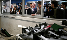Le ministre de l'Education nationale Edouard Geffray (c) visite  le lycéen Les Iris, saccagé le 8 octobre 2026, à Lormont, le 15 septembre 2026 près de Bordeaux, en Gironde ( AFP / Christophe ARCHAMBAULT )