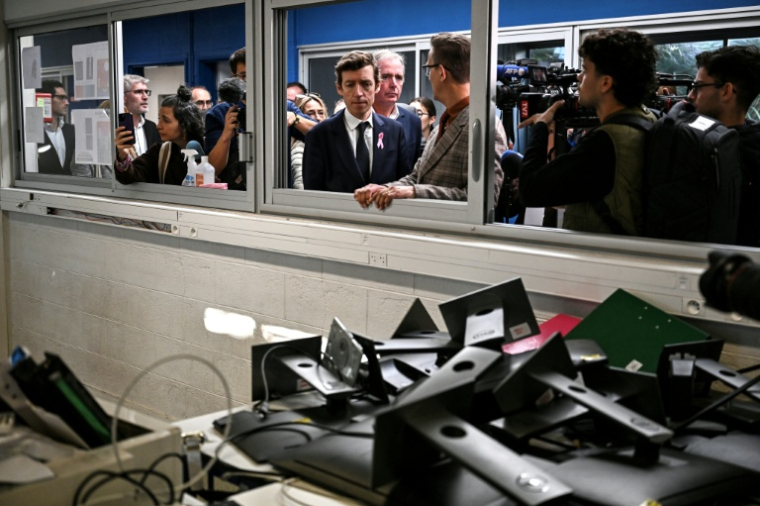 Le ministre de l'Education nationale Edouard Geffray (c) visite  le lycéen Les Iris, saccagé le 8 octobre 2026, à Lormont, le 15 septembre 2026 près de Bordeaux, en Gironde ( AFP / Christophe ARCHAMBAULT )