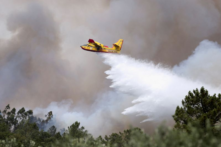 Un avion de lutte contre les incendies, au Portugal