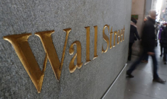 Un panneau de rue, Wall Street, est visible devant la Bourse de New York (NYSE) à New York