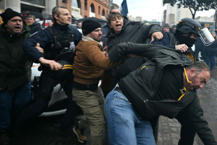 Affrontements entre membres de la Coordination rurale (CR) et CRS à Toulouse le 27 janvier 2026  ( AFP / Lionel BONAVENTURE )