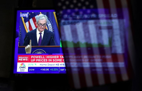 Un écran diffuse une conférence de presse du président de la Réserve fédérale américaine, Jerome Powell