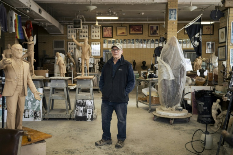Le sculpteur américain Alan Cottrill, 73 ans, dans son atelier de Zanesville, dans l'Ohio, le 5 février 2026 ( AFP / Eli Hiller )