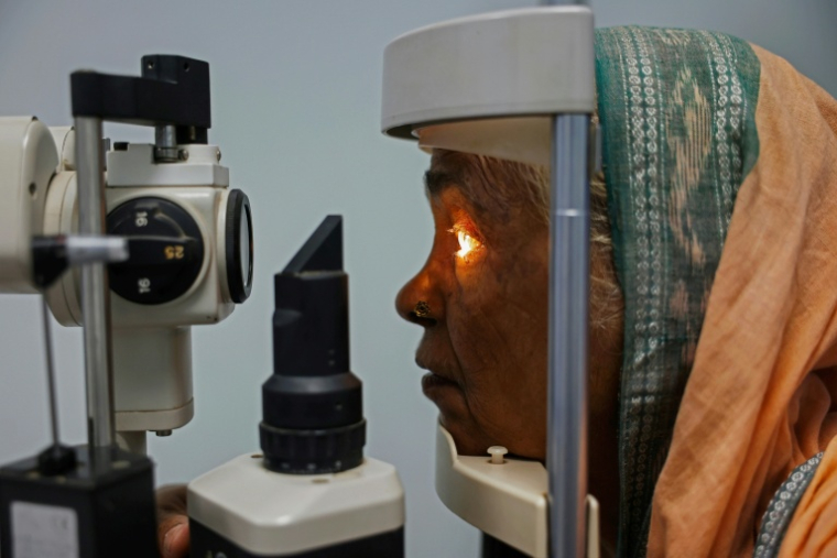Une patiente lors d'un examen postopératoire, après une opération de la cataracte financée par l'ONG GoodVision, à Bhubaneswar, en Inde le 7 mai 2026 ( AFP / Niharika KULKARNI )