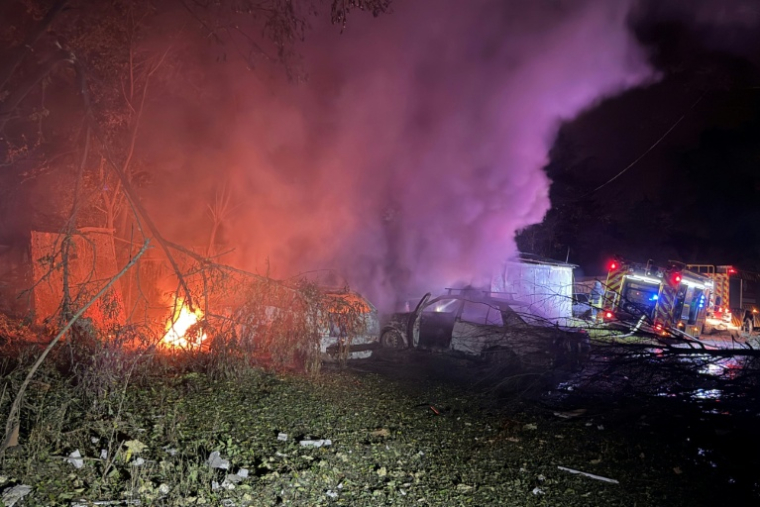 Des secouristes éteignent un incendie près d’immeubles résidentiels endommagés parune attaque de missile russe à Zaporijjia, le 17 octobre 2026 en Ukraine ( AFP / Daria Nazarova )